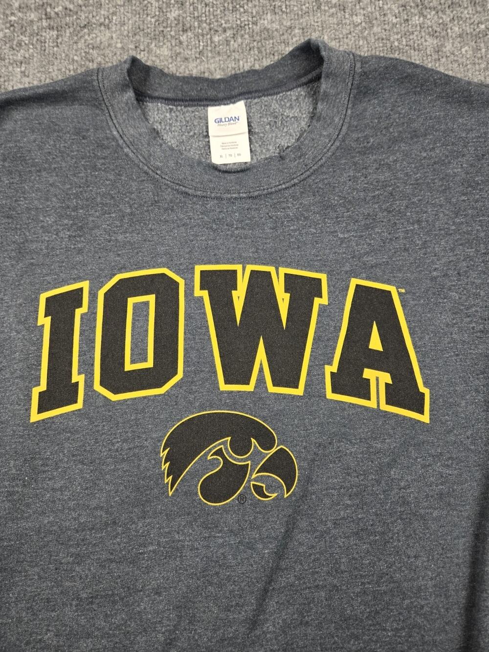 Gildan Iowa Hawkeyes Sweatshirt Mens XL Gray Crewneck #988